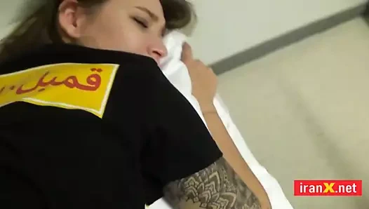 Azgın İranlı genç çocuk seksi ve güzel üvey kız kardeşini sikiyor