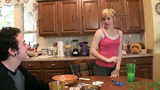 18 yaşındaki rae üvey erkek kardeşi için sigara içiyor