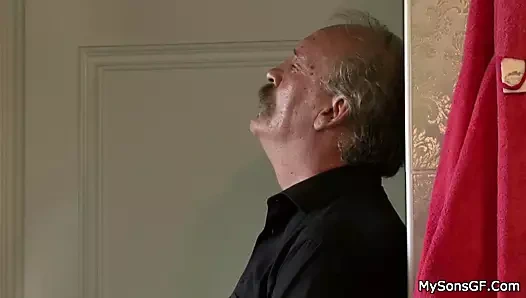 Yaşlı babanın boşalmasıyla dolu aldatan kız arkadaşını bulmak