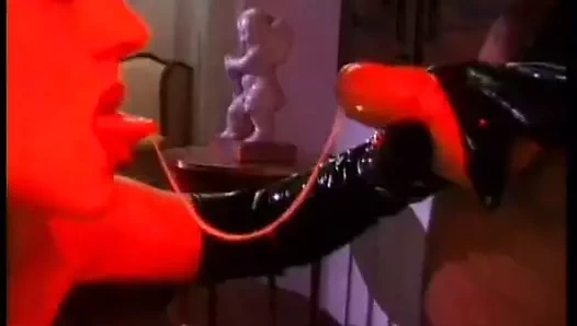 Lateks eldivenler güzel bir oral seks verir