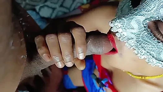 Çok sıkı amcıklı minyon, ince bir kız arkadaş büyük bir yarağa sahip olan erkek arkadaşı tarafından şiddetle sikiliyor.