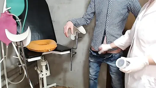 Büyük memeli bir hemşire bir hastanın boşalmasına izin veriyor