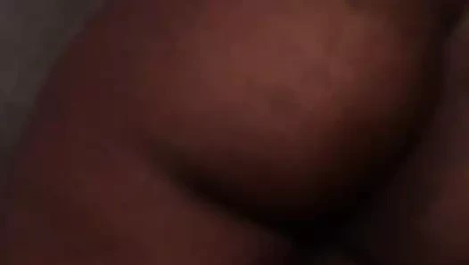 Siyah iri güzel kadın sikişmeye hazırlanıyor