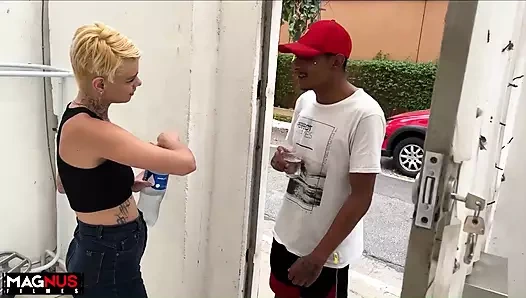 Ev hanımı yabancıya sakso çekiyor