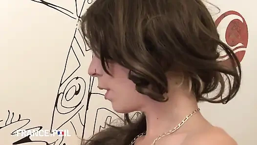 Esmer kaltak parmakla sikilmek için göt yanaklarını açıyor