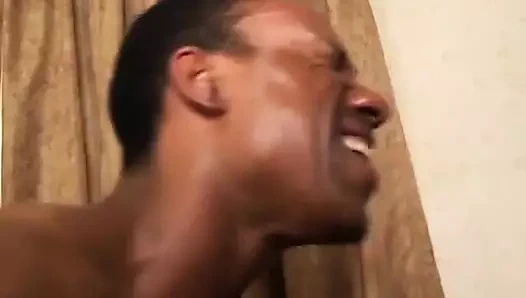 Büyük götlü zenci kadın ıslak gırtlağına kadar sakso çekiyor ve sıska zenci çocuğa biniyor