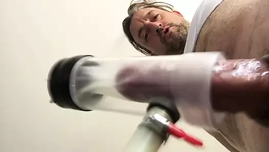 Sağım makinesi ayaktayken büyük yarağı emiyor