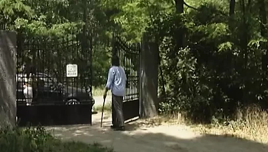 Çekici Alman sürtük açık havada götünü siktiriyor