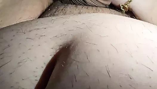 Sürtük hizmetçi Hintli üvey oğlunun büyük yarağını utanmadan sıvazlıyor