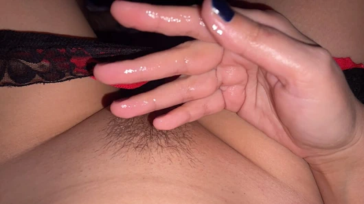 Tahrik olmuş bir kadın deliğini okşuyor ve bu da çok ıslanıyor. Birinci şahıstan gerçek bir kadın orgazmı.