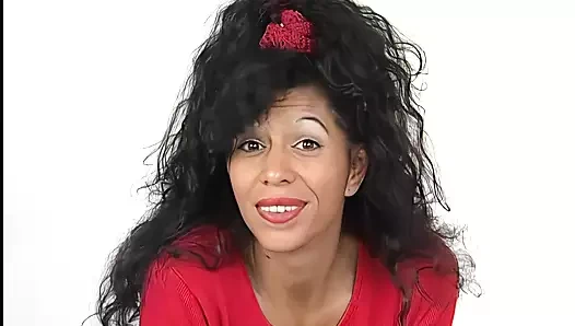 zierliche brunette mutti schiebt sich riesen dildo in deie behaarte pussy und wird gefickt