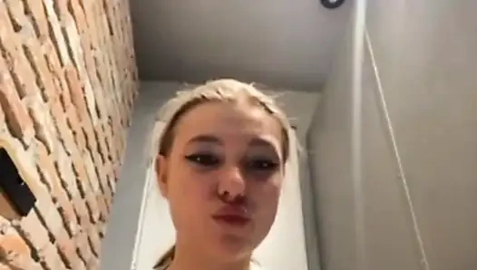 Tuvalette anal sikiş. Amcığı parmaklıyor. Yoldan geçen bir adam beni mastürbasyon yaparken gördü!