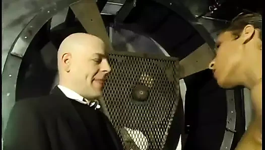 Uzun boylu zenci dominatrix azgın beyaz adamın yarağını alıyor