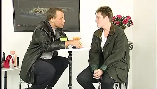 Tombul kısa saçlı piliç oyuncu seçmelerinde kıllı amını kandırıyor