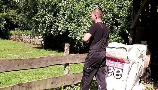 Sarışın büyük göt açık havada sert sikiciden sikiliyor