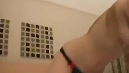 Masie Dee mastürbasyon yapıyor ve woody'nin odununu alıyor