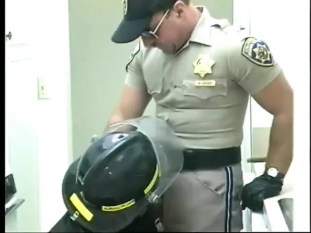 Eşcinsel itfaiyeci polis memurunun yarağını emiyor ve sonra iyiliğin karşılığını veriyor