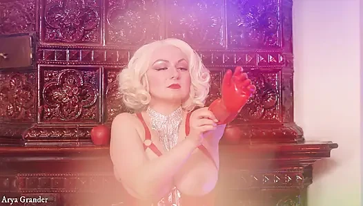 Uzun opera kırmızı lateks lastik eldivenler giyiyor, seksi pin up orta yaşlı seksi kadın