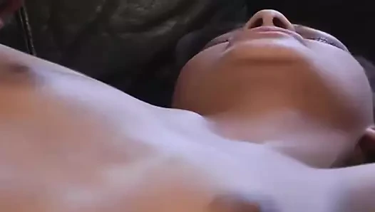 Ateşli esmer genç kız ıslak sıkı amından sert sikiliyor