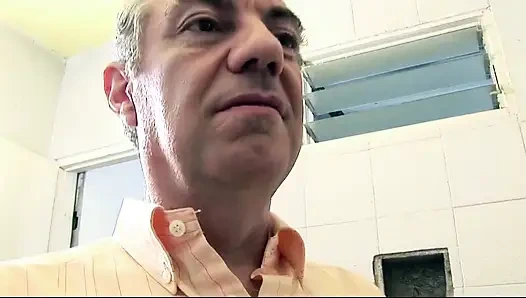 Yaşlı adam banyoda genç bir genç tarafından sakso çekiyor