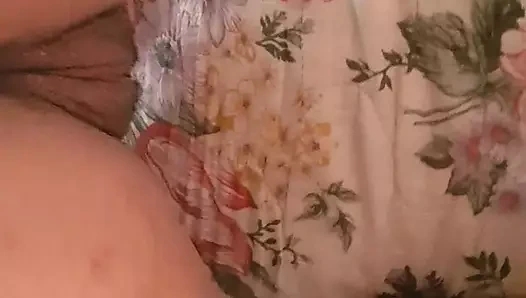 Karım beni baştan çıkarmak için külotsuz temizlik yapıyor