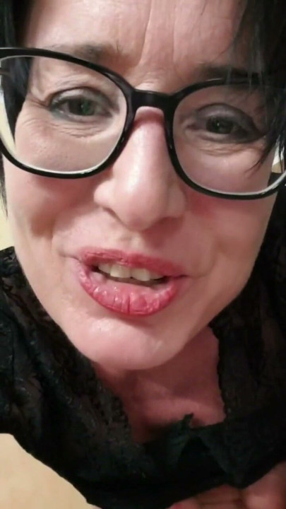 Orta yaşlı seksi kadın Julie çok büyük dildo anal | Klip 2