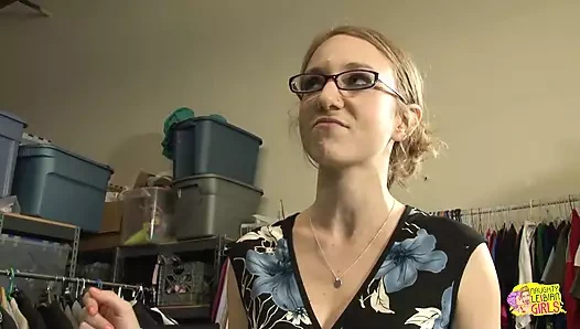 Asosyal matematik öğretmeni şehvetli sarışın lezbiyeni motive etmek için büyük seks oyuncağını çıkarıyor