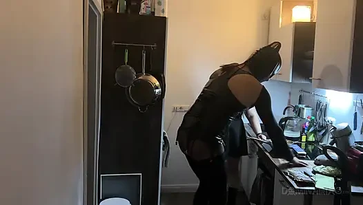 Mutfak fetişi fışkırtma çılgınlığı - olgun sürtükler her yere sırılsıklam