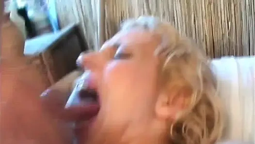 Bu ateşli orta yaşlı seksi kadın götte genç büyük bir yarağın tadını çıkarıyor