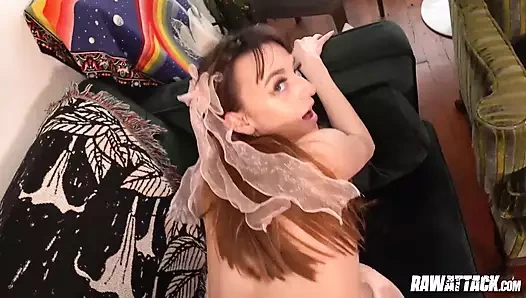 Minyon esmer Lana Smalls bakış açısıyla seks yapıyor