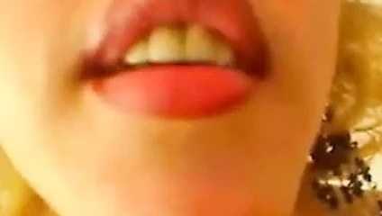 Kısa saçlı amatör sarışın