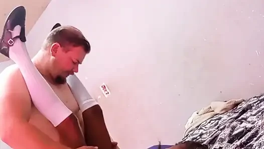Yakışıklı Adam Zenci Öğrenci Misyoner Pozisyonunda Ve Domalarak Sikişiyor