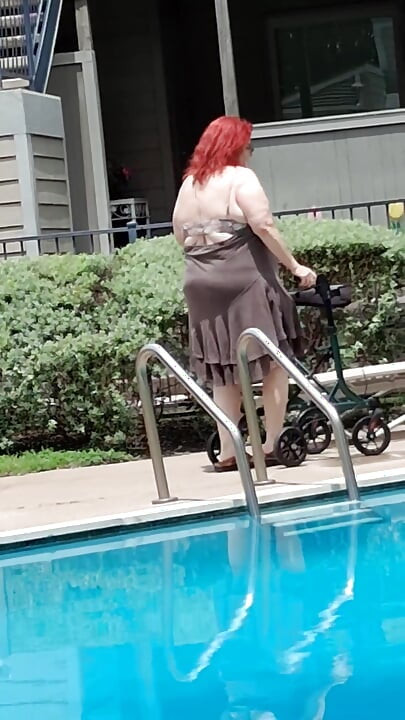 Yaz geldi! Havuza ilk ziyaretin zamanı seksi büyük hemşire vicki tarzı!