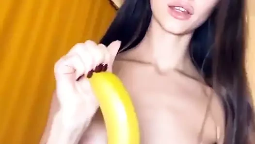 Ateşli kız sıcak şeyler yapıyor