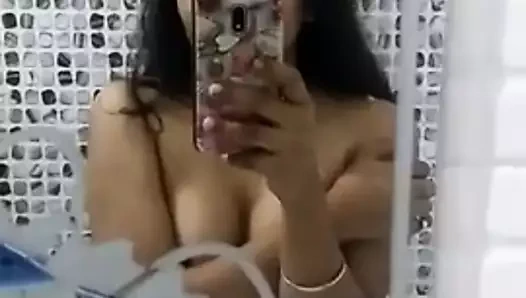 Utangaç bebeğim sonunda göğüslerini göster