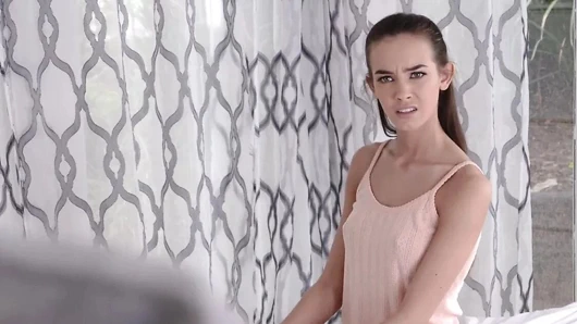 Nefis üvey kız kardeş erkek kardeşinin dev sabah odunuyla ilgileniyor