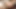 Seksi esmer çorapları çıkarır ve çıplak ayaklarını yüzüne sokar
