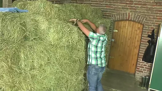 Yaşlı çift tarlada çalışmaya ara veriyor