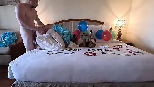 Bir otel odasında üvey annemle ilk sikiş, onun doğum günü