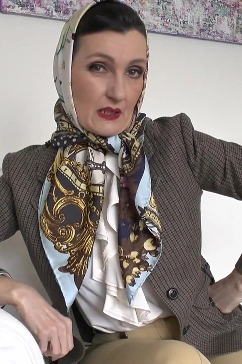 Saten sürtüğüm için yaramaz günlük görev, Bayan Victoria Valente