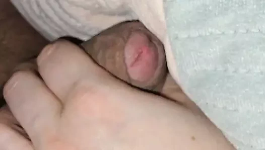 Üvey anne üvey oğlunun sikini utanmadan ve becerilerine güvenmeden mastürbasyon yapıyor