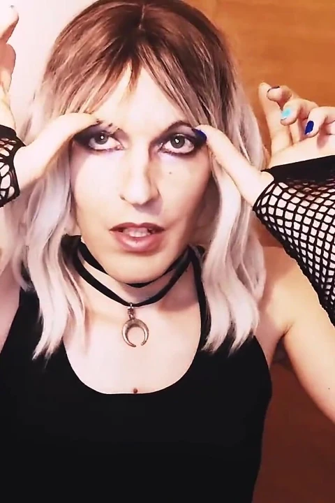 Femboy onu sikmen için sana yalvarıyor