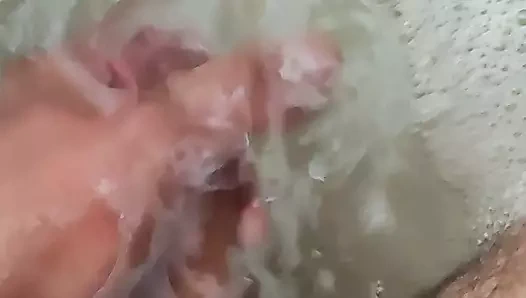 Duşta köpükle mastürbasyon yaptım