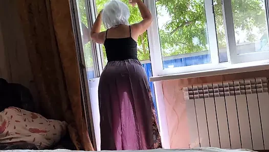 Transparan bir milf elbise sayesinde, anal seks için kıçını görebilirsiniz