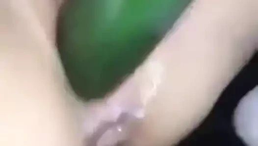 Masturbation avec un concombre 974