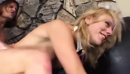 Sarışın sürtük berbat çük alır parçalanır ve bir yüz kazanır