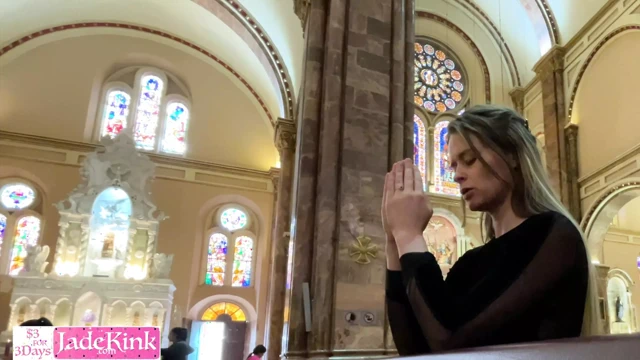 Evli evli kadın itiraf etmeye geldi ama rahip onu seks için kullandı