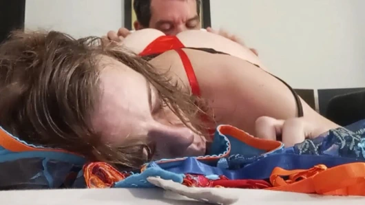 081 - Fransız amatör, saten akşam elbisesi, kırmızı saten iç çamaşırı, topuklu ayakkabılar, yalama,