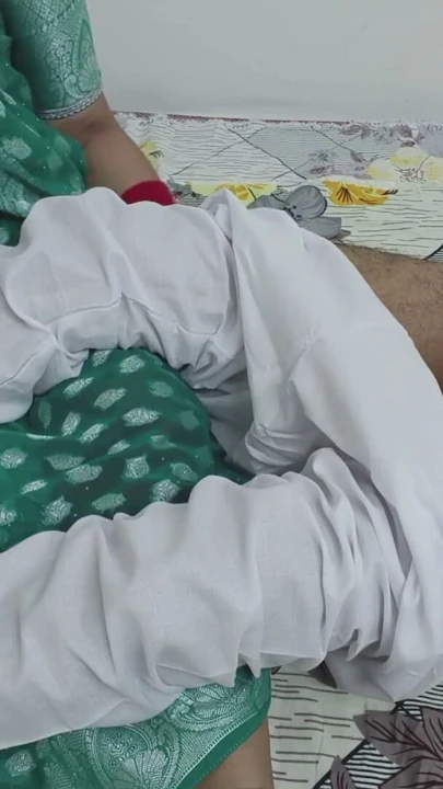 Sasur ve bahu ke najayas sambandh seks videosu kayınpeder gelini tarafından odada tek başına yağ masajı için sikiliyor | Klip 1
