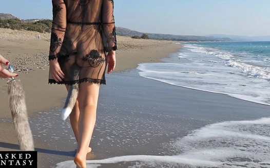 Sahildeki seksi kadın götüne tilki kuyruklu göt tıkacı alıyor - açık havada anal tıkaç